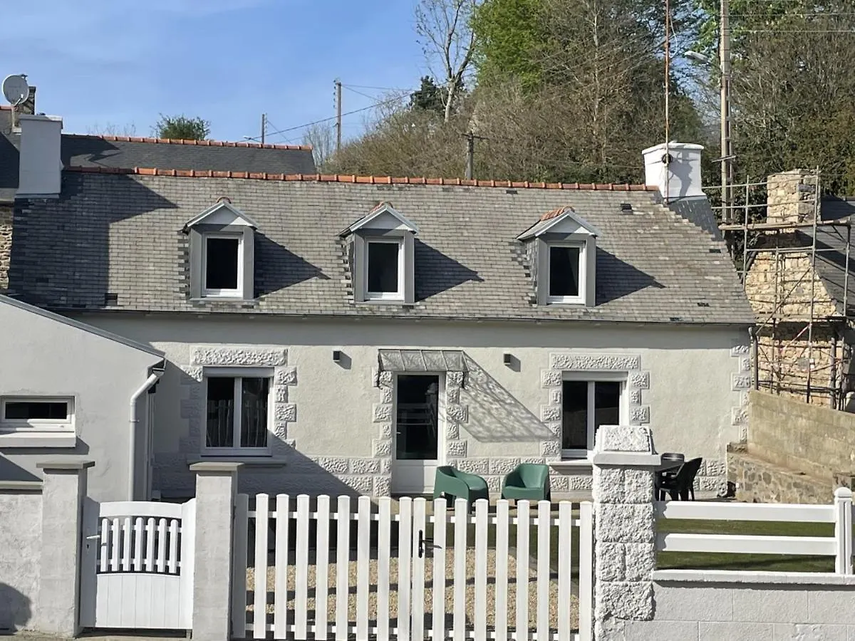 maison totalement rénovée 3 chambres au coeur du village Lézardrieux 0*,  Francia